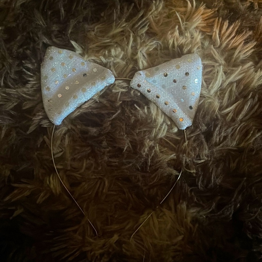 Kitty ears head band! It's sparkly and CUTEEE